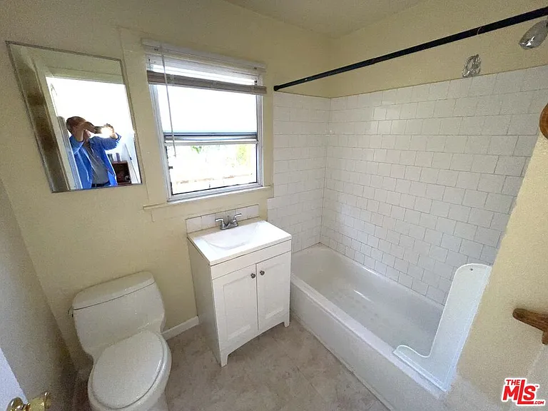 1249 W 25th St #1251-1/2 — Photo 3