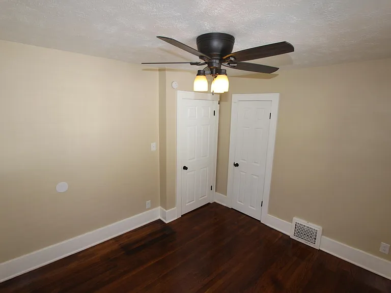 4816 Burt St #1/2-2 — Photo 17
