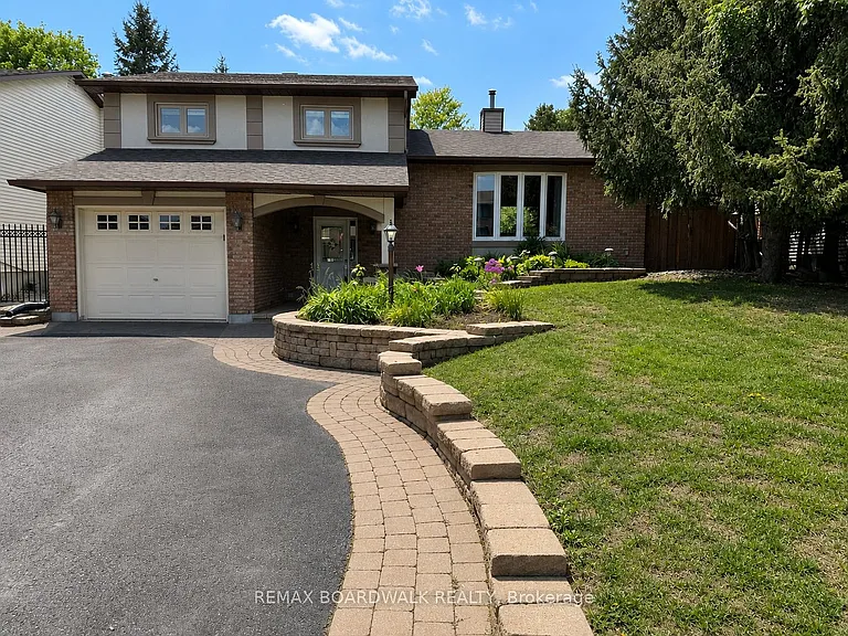 22 Bartley Cres — Photo 1