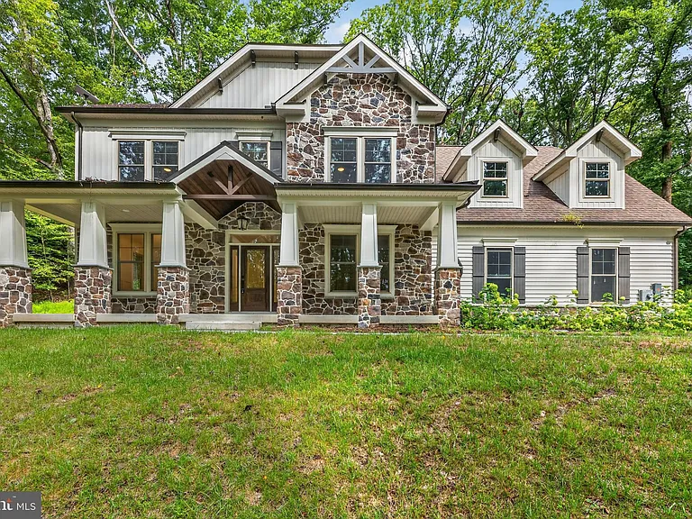 1490 Thurston Rd — Photo 1