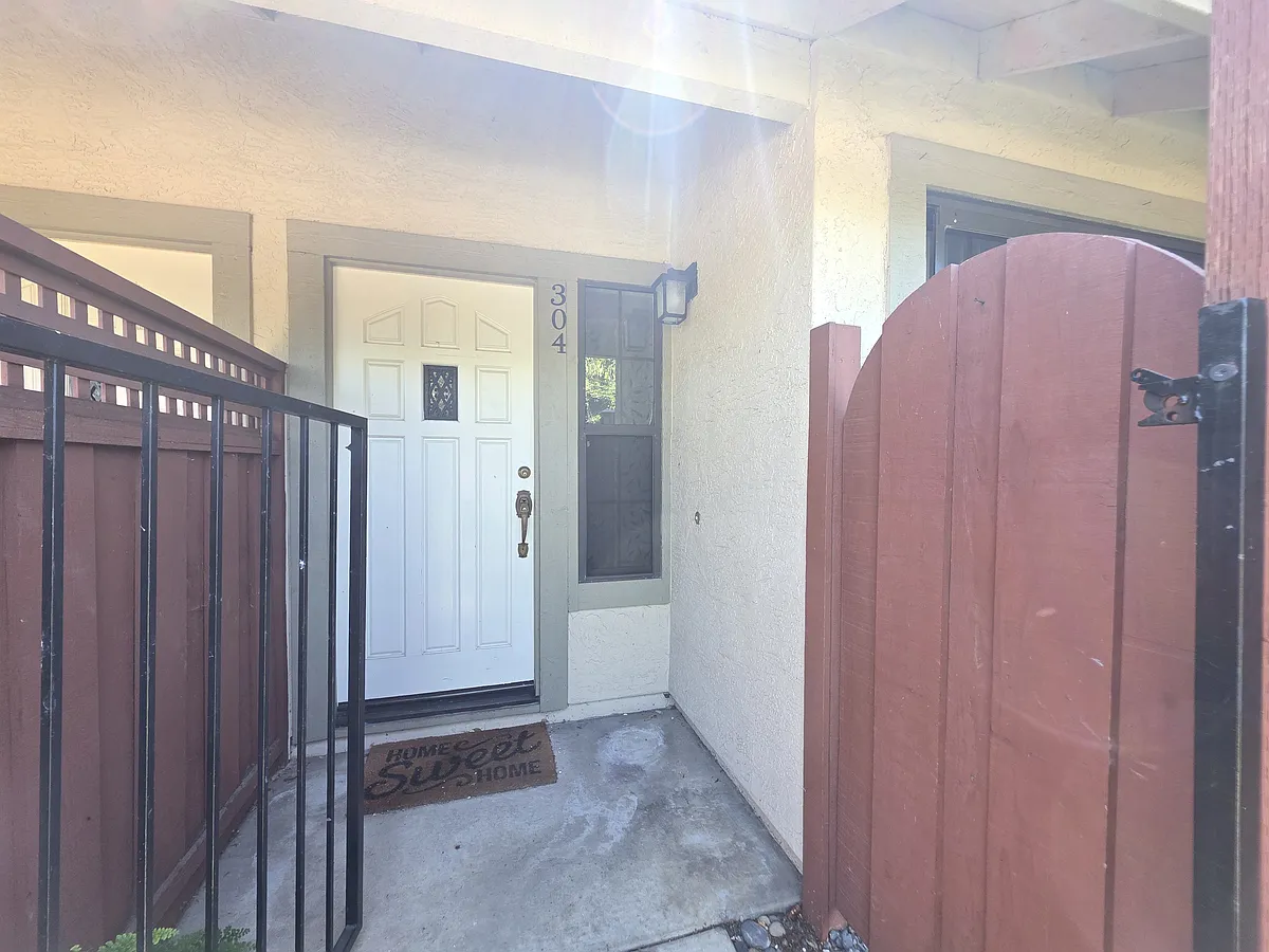 Building Photo - 304 W Sunnyoaks Ave