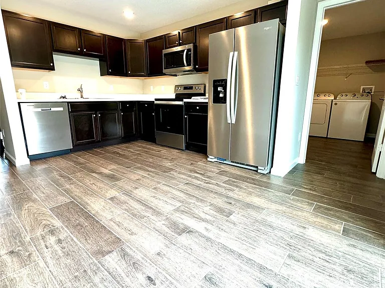 1086 SW Eureka Ave — Photo 17