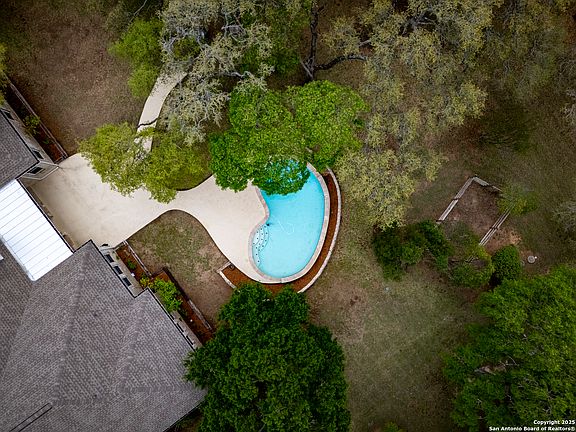 3rd image of 210 Savannah Jon