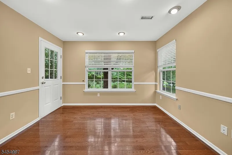3 bed, 2.5 bath, $4,200 — Photo 2