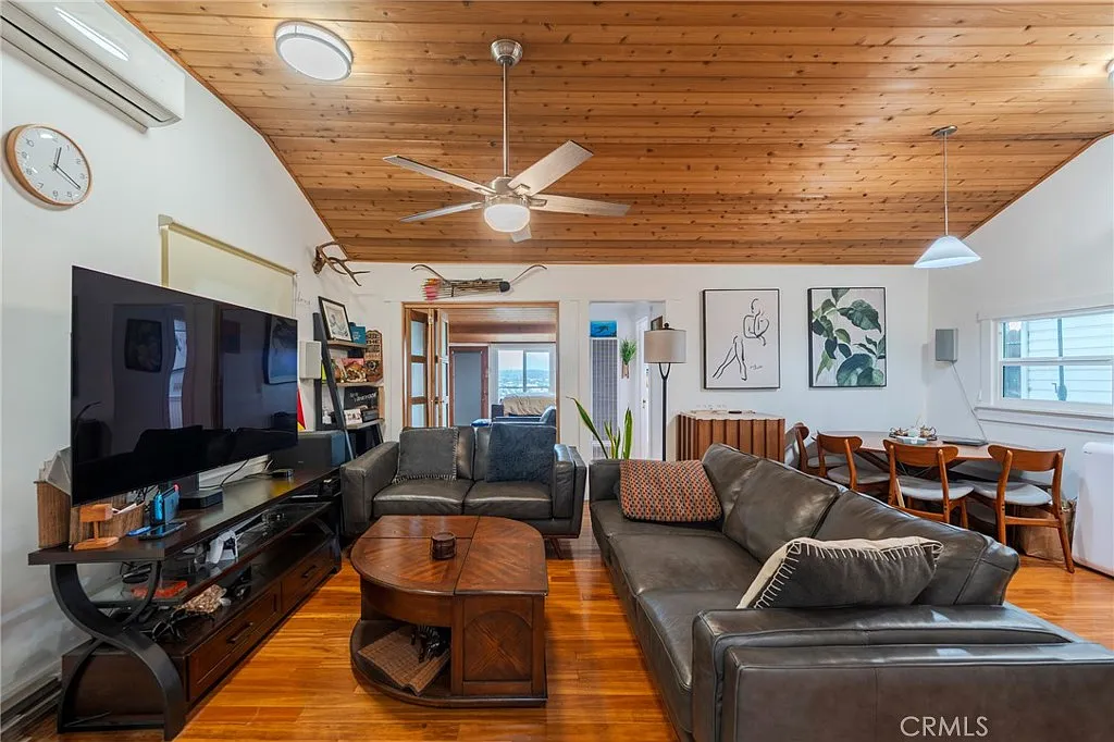 2 bed, 960 sqft, $4,995 — Photo 4