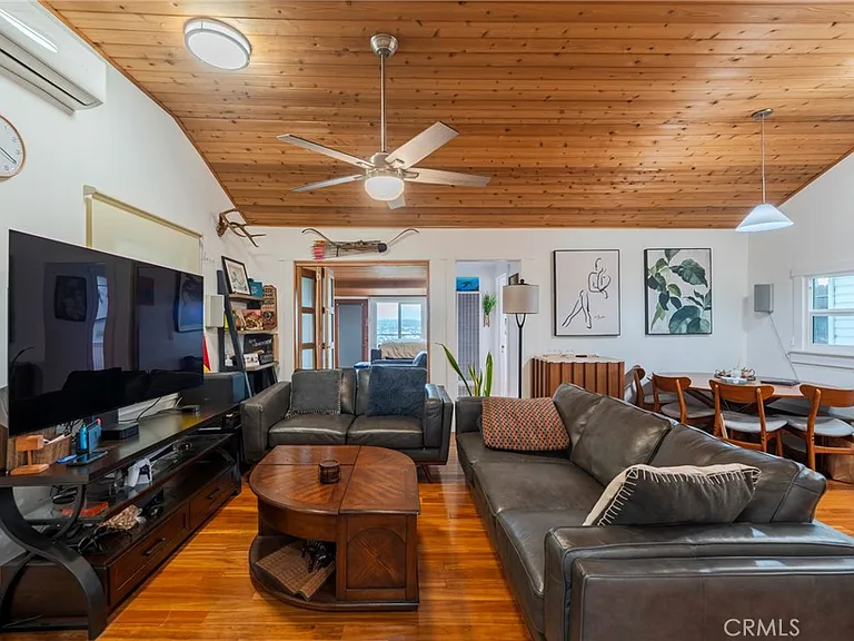 526 Crane Blvd — Photo 4
