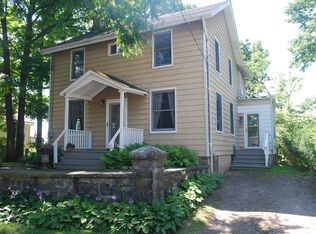 61 Orchard Dr, Rhinecliff, NY 12574