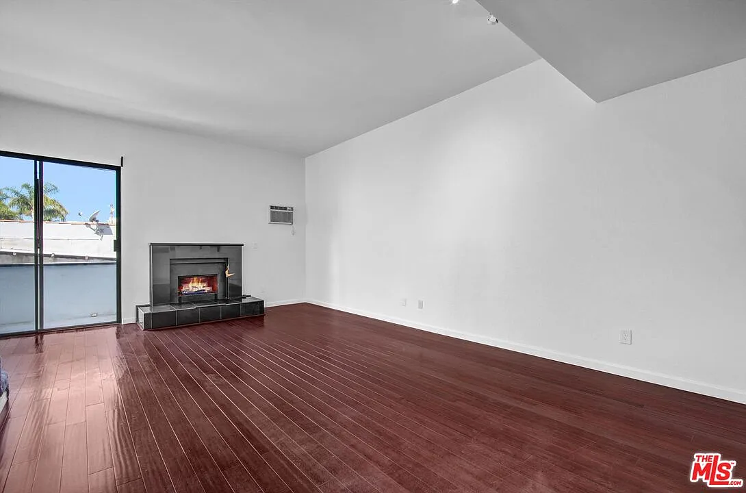 2 bed, 2.0 bath, 888 sqft, $3,200 — Photo 3