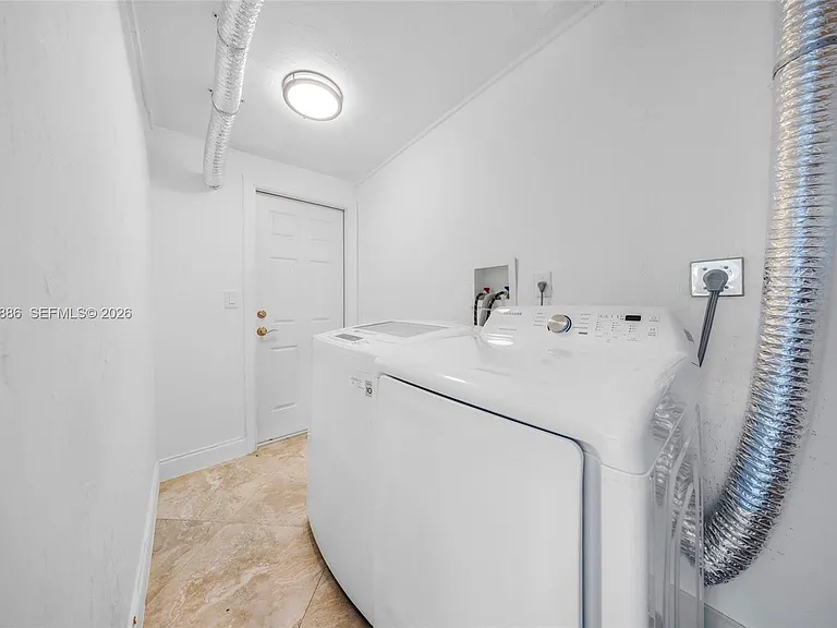 1837 NE 48th Ct — Photo 24