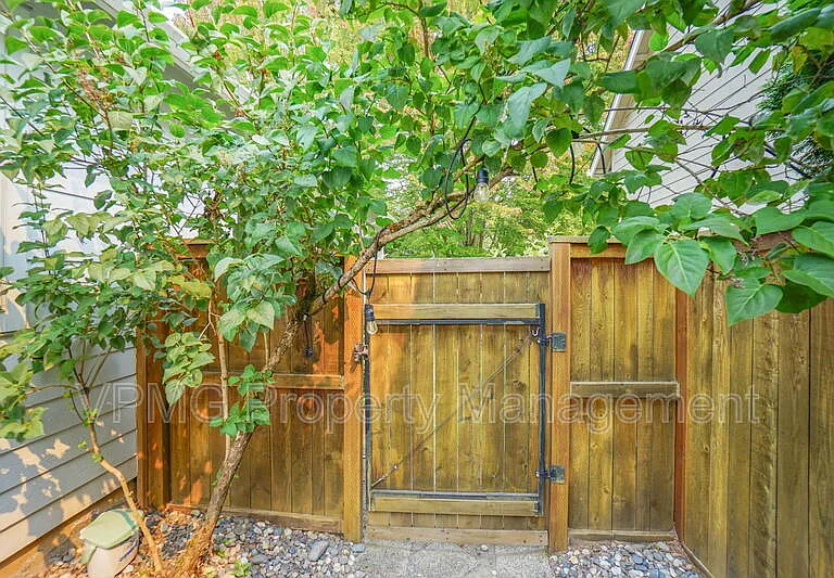 1204 NE 89th Ave — Photo 43