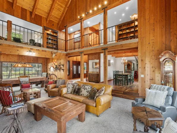 887 Talisman Ln, Lake Arrowhead, CA 92352