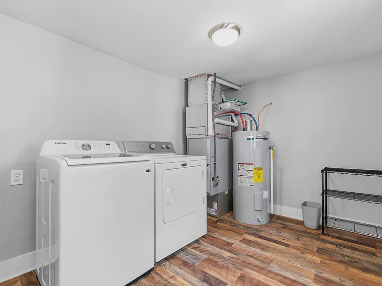 1330 Lexington Ave — Photo 18