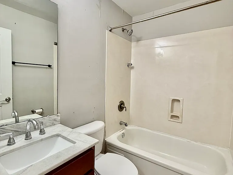 1207 Green Oaks Ln #J — Photo 18