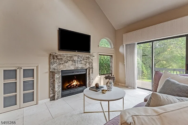 3 bed, 2.5 bath, $5,000 — Photo 3