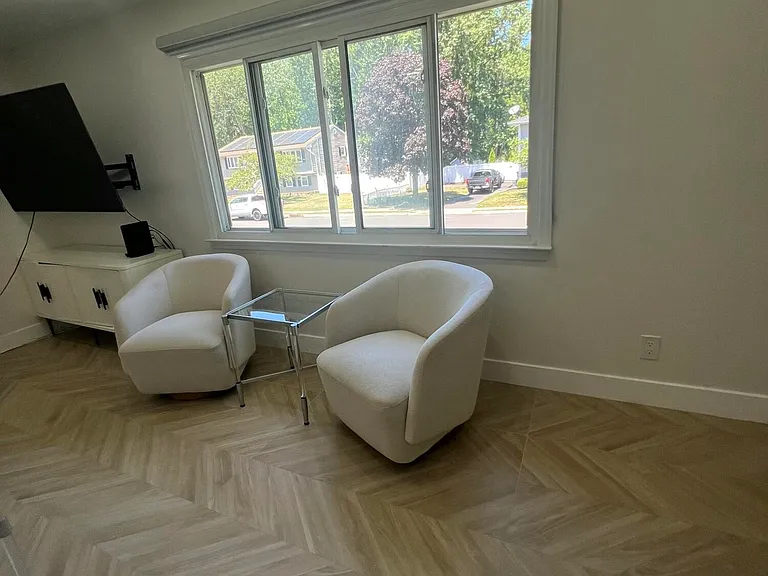 1202 Thomas Ave — Photo 2