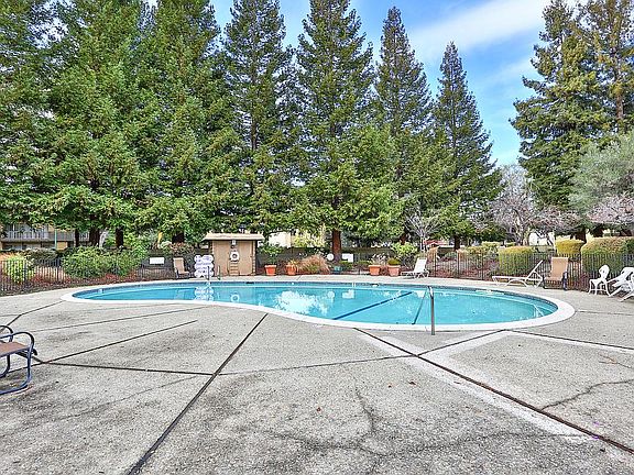 5th image of 1031 Crestview Dr APT 216