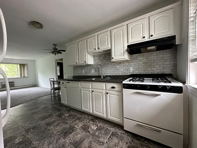 549 Russell Rd #1C — Photo 4
