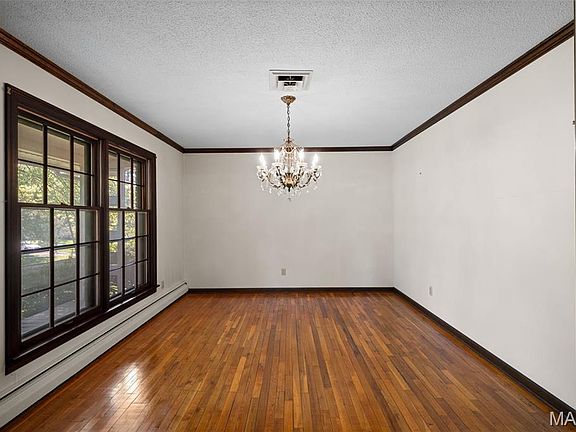 5th image of 219 Barker Ln