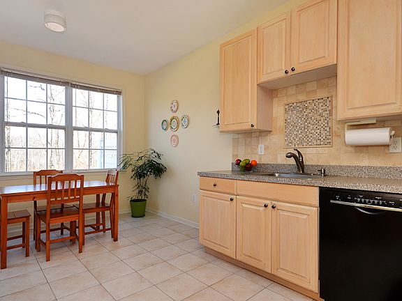 4th image of 35 Shelley Cir