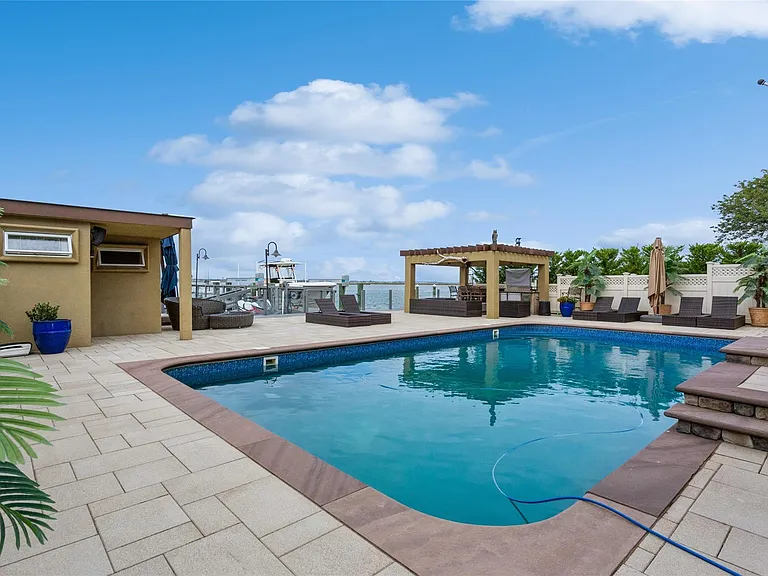 319 Harbor Dr — Photo 2