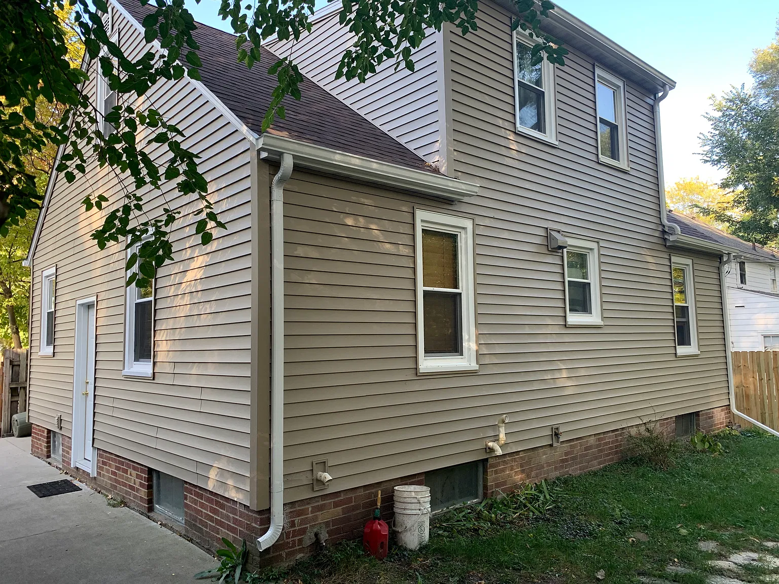 3 bed, 1358 sqft, $2,100 — Photo 3
