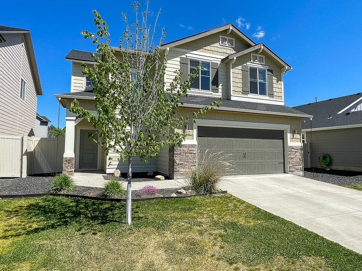 Building Photo - 2592 E Blackstone Dr