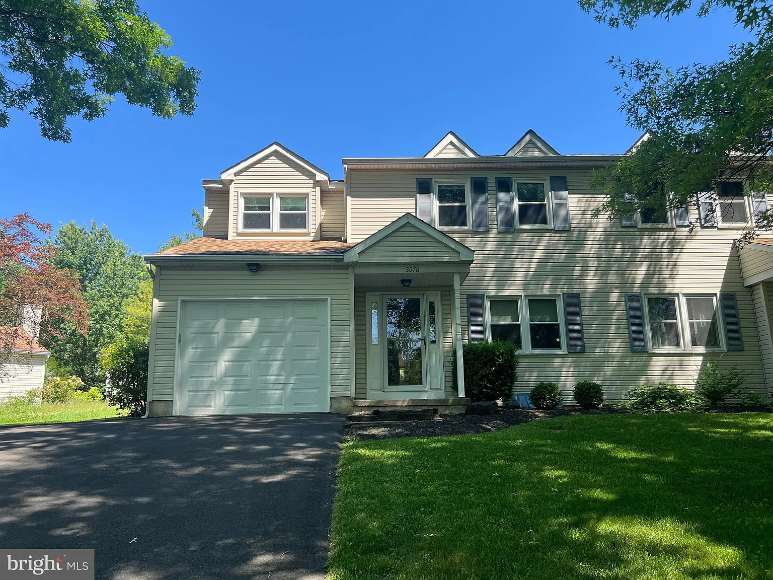 3 bed, 2.5 bath, 2022 sqft, $3,200 — Photo 3