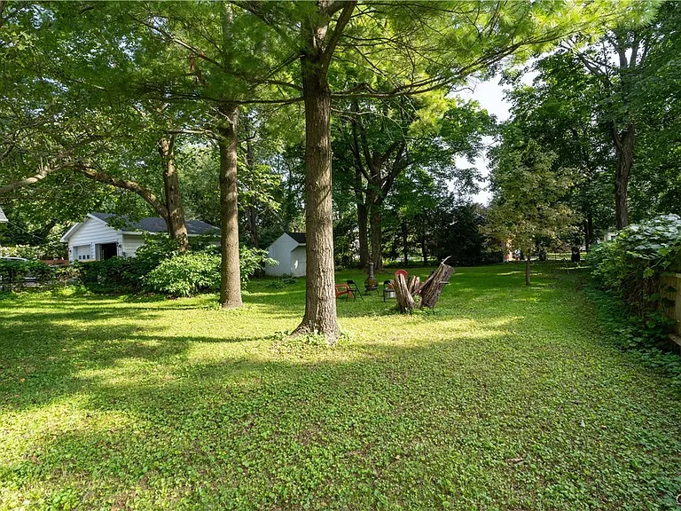 325 Paddock St — Photo 9