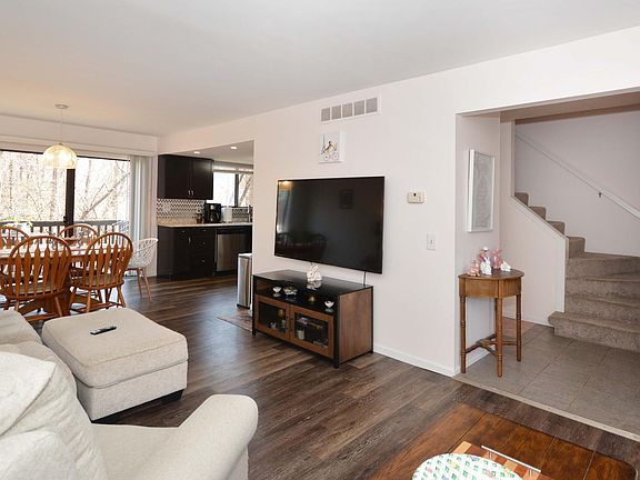 4th image of 230 Falkirk Ct