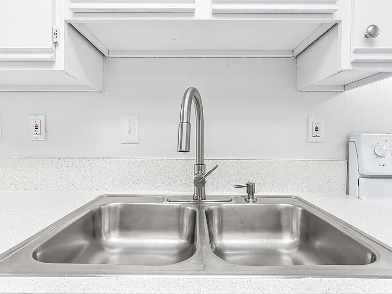 Hilton Street Apartments — Photo 42