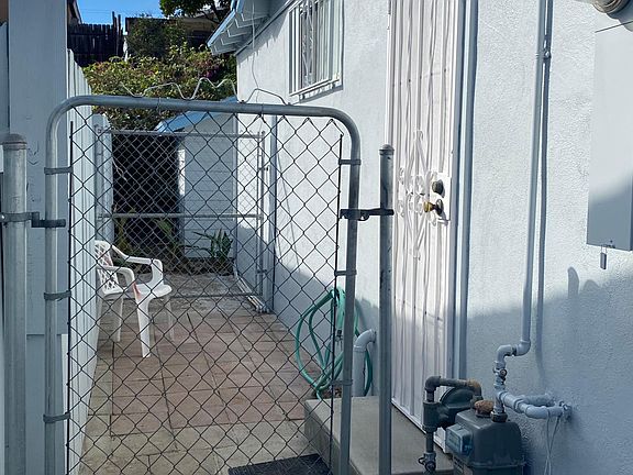 Private entry & Courtyard