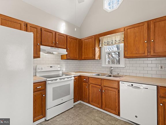 3rd image of 1244 Magnolia Ct