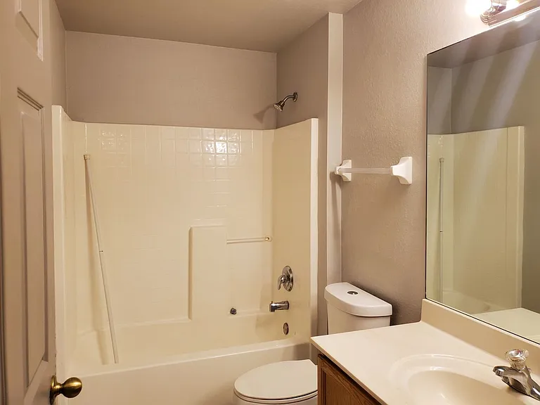 445 Reading St — Photo 13