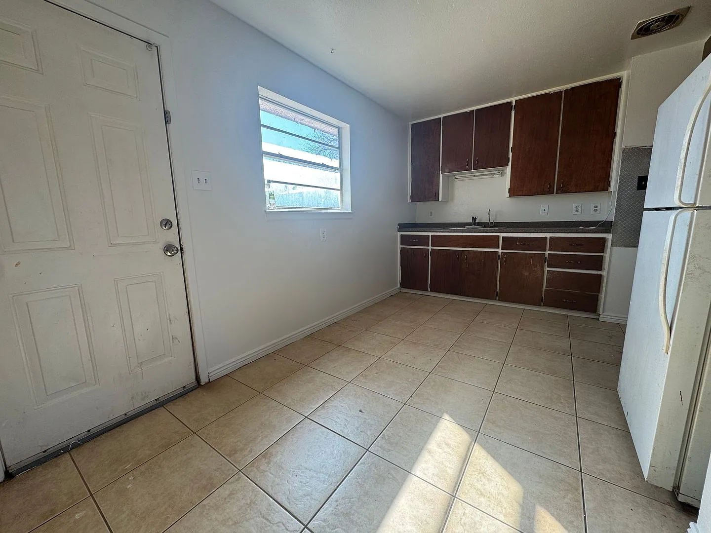 613 S Hemlock — Photo 3