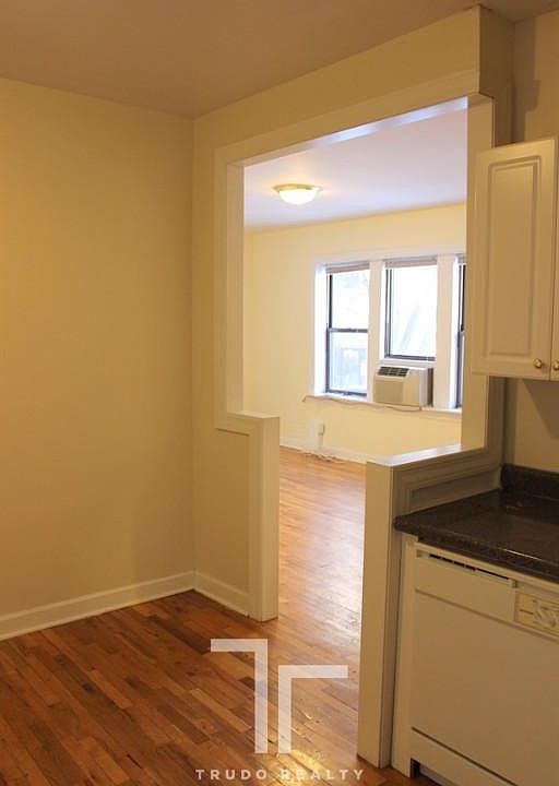 1st image of 3722 N Pine Grove Ave #1