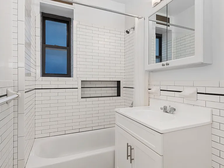 115 W 16th St #228 — Photo 8