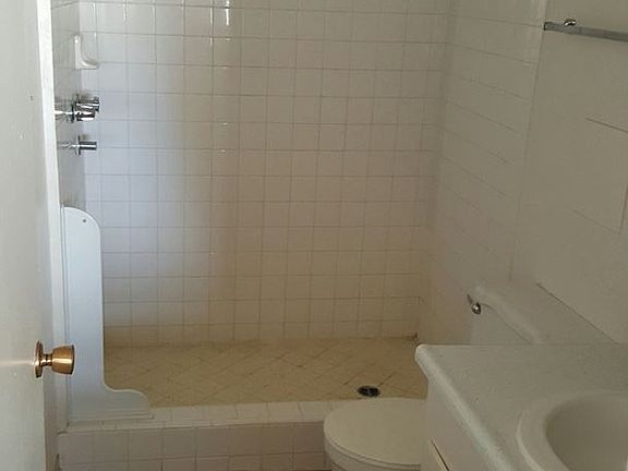 5th image of 820 E Maryland Ave APT 6