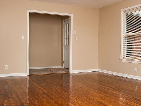 4th image of 26 Fauquier Pl