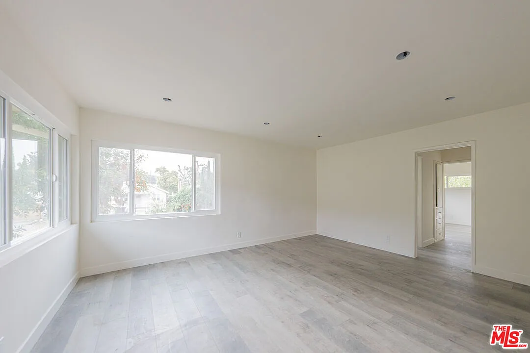 2 bed, 1.0 bath, 9588 sqft, $2,450 — Photo 3