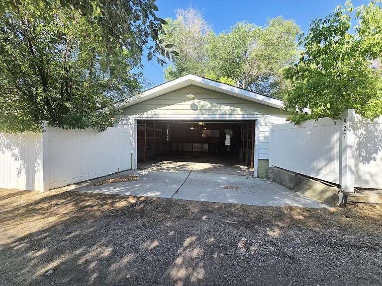 927 Lincoln Ave — Photo 2