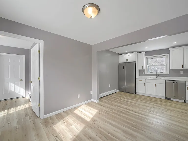 447 Clove Rd — Photo 20