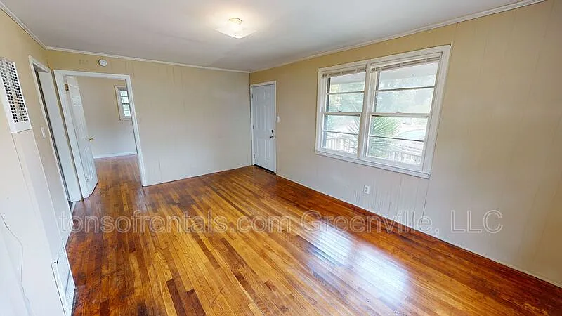 2 bed, 1.0 bath, $895 — Photo 2