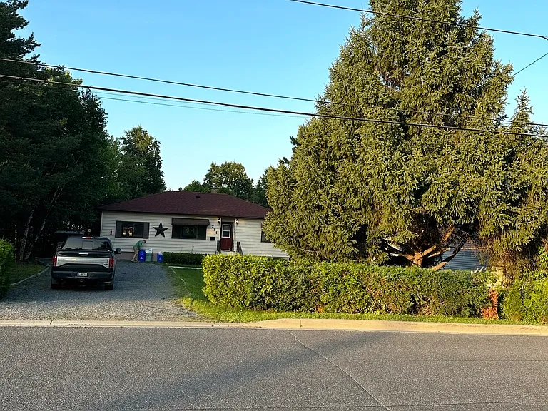 Brenda Dr — Photo 27