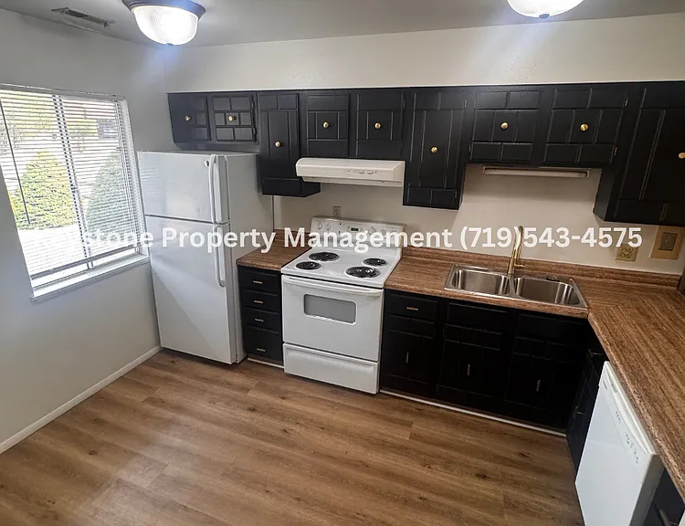 Updated 2 Bedroom Belmont Townhome with Attached Garage & Fenced Yard $1300/$1300 — Photo 6