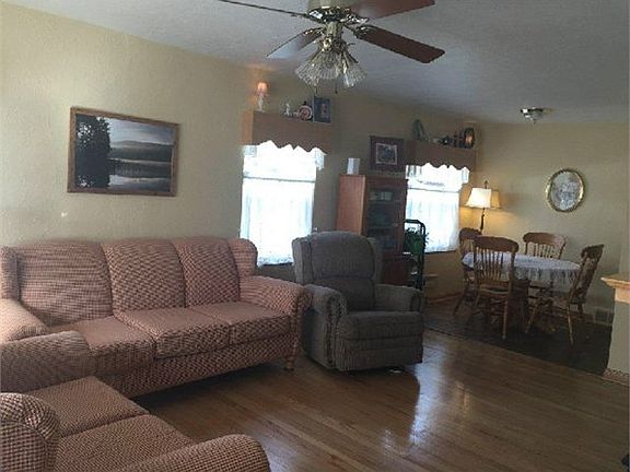 3rd image of 221 Oak Dr