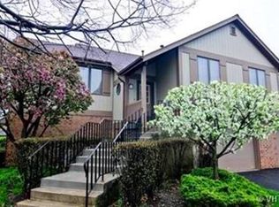 7915 Oak Knoll Ln, Palos Heights, IL 60463