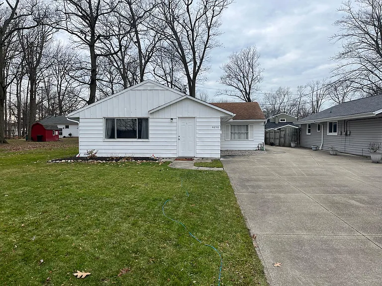 4890 Robinwood Dr — Photo 1