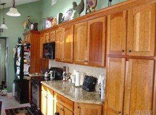 37 Summercress Ln, Coram, NY 11727