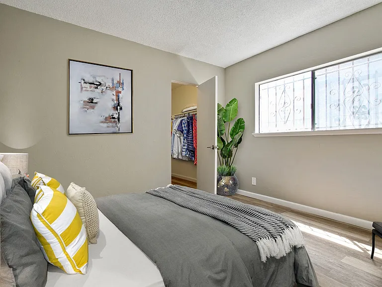 Third Avenue Apartments — Photo 9