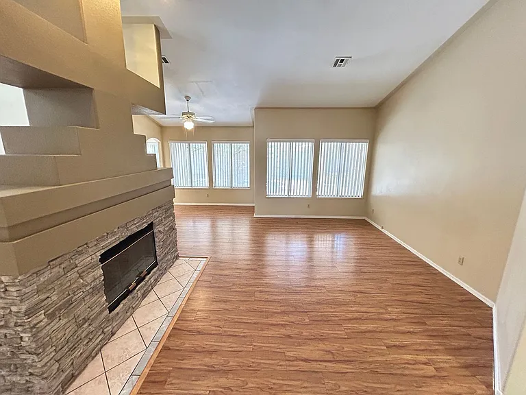 4552 Bradpoint Dr — Photo 4